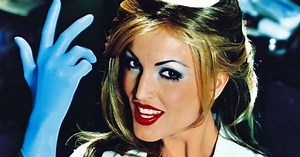 Así se ve actualmente la actriz de la icónica portada de Blink-182