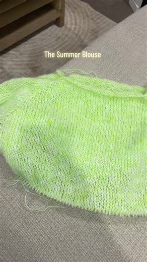 Update on the summer blouse! Split for sleeves and continuing body until bind off now, learning the i-cord bind off so a new stitch for me 🥰✨ #crochetersoftiktok #knitting #hobbii #knits #summer