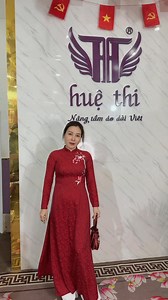 Có mấy lần thấy chị nớ ngộ lắm, hễ anh em văn nghệ mô khen em hay ủng hộ em trong kinh doanh hay chúc mừng chi là chỉ ko vui hay sao á, giọng mắc cười thiệt, vô còm: người thì già mà thơ dỡ... bla bla🤣. E cũng sân si, em mò vô trang chỉ coi chỉ răng, em thấy chỉ sống toàn nói về nhân sinh quan, chê này chê nọ... ủa rứa là chỉ chê cả thế giới chớ riêng chi em, sao tánh ngộ hen🤭 Nãy bán mỳ xong tạm tổng kết 1/2 ngày, 2 quán ở Cần Thơ và Đà Nẵng cuối tuần đều full bàn rần rần... chạy vô soi gương