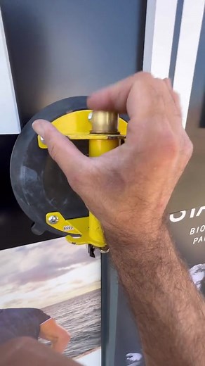 Pose d'enseigne facile avec ventouses et sangle