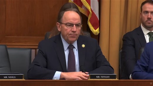 🚨WATCH: Scott Dexter, a former fraud investigator with Minnesota’s Dept of Human Services, explains how the state ignored fraud for years (despite warning signs). He uncovered overbilling and missing attendance records in the Child Care Assistance Program, much of it concentrated in Somali-run operations. Dexter was labeled “racially biased,” even though every case he pursued came straight from funding data. Instead of cracking down on fraudsters, the state cracked down on the investigators, pu