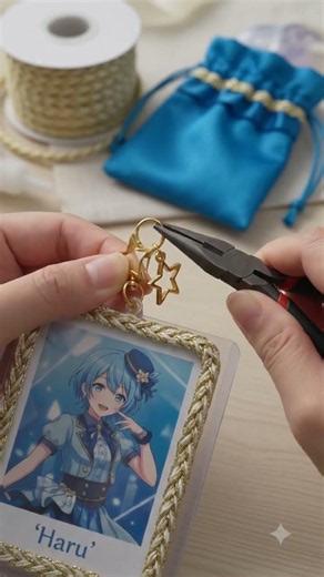 推し活レシピ：推しがもっと輝く！ブレード縁取りトレカケース 透明のトレカケースに、ゴールドフリンジを下辺と左右にあしらい上品で華やかな“推し活ロイヤルデコ”です。#キラリ手芸部 #推し活ハンドメイド