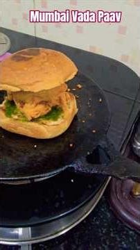 viral vada paav #vadapaav #streetfood #mumbaistreet #indianfood