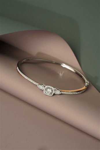Diamond jewelry is a touch of beauty that never fails to captivate—softly sparkling, yet leaving a timeless impression in every moment. Diamond Bangle USD 6,131 ->> 3,066 Total carat: 0.354ct (1D - 0.260ct, 4D - 0.094ct) Weight: 11.282 gr Kode: L2310376 💎 Bisa COD (Bayar Di Tempat) 💎 Bisa PAYLATER 💎 Buyback Guarantee 💎 Lifetime Warranty 💎 Free Custom Design 💎 Free Resize 💎 Free Engraving 💎 Free Cleaning Jewelry 💎 Free Reparation STORES: * PURWOKERTO - @ritasupermallpwt lantai 1 unit 12A