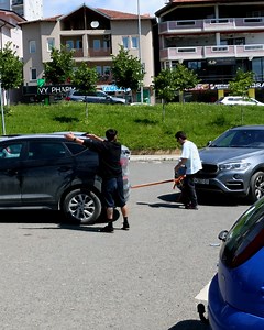 Driver outsmarts spot-stealer with towing trick | Awesome