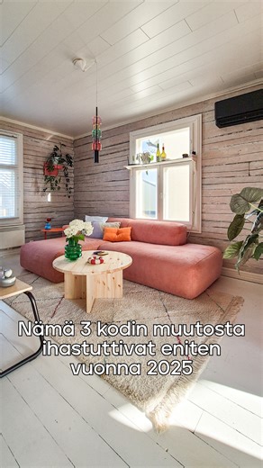 Veke.fi | Rakkaudesta kotiin on Instagram: "Vuoden 2025 suosikit ovat täällä! ✨ Kokosimme kolme eniten ihastuttanutta kodin muutosta: ❤️ Meean @kapylankatu värikäs olohuone – Lumo-divaanisohva rohkealla vaaleanpunaisella verhoilulla, rinnalla Havu-sohvapöytä ja neutraali Joy-matto. ❤️ Linnean @palakakkuu takkahuone – pehmeät beigen ja ruskean sävyt, Anna-villamaton tekstuuri ja Taimi-sohvapöydän marmori. Joulufiilis syntyy havunvihreästä, valoverhoista ja harkituista koristeista. ❤️ Iitan @iitak