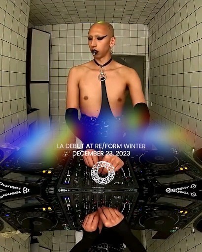 Metaraph makes their LA debut on December 23, 2023 at RE/FORM WINTER 2023. Will you be there? Metaraph is a non binary multidisciplinary artist based in Berlin. They are a DJ, music producer, dancer, jewellery designer and performance artist. They started performing within the London queer underground scene firstly as performer in 2017 and later also as DJ in 2018 whilst they started travelling also across Europe. Tickets now via link in bio and we’ll see you 🔜 @metaraph_ @catchonela . . . . . 