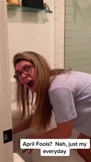 Scare my wife 🤣🤣🤣 #prank #funny #funnyvideos #fun #funnytiktok #entertainment #sofunny #trending #tiktokviral #usa #foryoupage