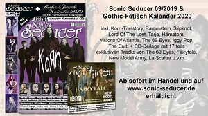 Am ersten offiziellen Tag des M'era Luna Festivals brannte die Sonne unentwegt. Bei optimalem Festivalwetter gaben Fans und Bands gleichermaßen alles. Wir haben jede Menge Eindrücke für Euch gesammelt, unter anderem von Within Temptation, Ewigheim -official-, ASP, Centhron, Empathy Test, DeathStars, Null Positiv, CORVUS CORAX und der Modenschau. Noch mehr Eindrücke bekommt Ihr mit unseren Impressionen vom Freitag sowie unseren Fotogalerien von Freitag, Samstag und Sonntag. Außerdem stehen die er