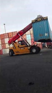 Restacker Crane Conveying Containers to Main stack
