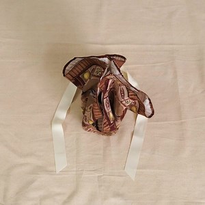 How to make a bottle of wine extra special. Wrap it in our @whitneyspicer tea towels and secure with ribbon. Here are 3 different wrap techniques. Quick, sustainable, and so stylish. You still have a few more days for pre Christmas delivery to most of Australia. 🔎 search Tea Towels on our website to shop or click here AU: https://bit.ly/3TLDwpd NZ: https://bit.ly/4aAsKYO | Blue Bungalow