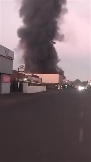 Nayi i vedio eveza lapho ebonakalisa ukusha kwezitolo nokubikwa ukuthi umgwaqo ogcine uvaliwe uKirkland Street hhayi u-Allen. | LIT RADIO ZA