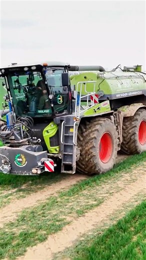 We love this machine most while spreading manure #manure #bigmachines #agriculturelife | Big Machines