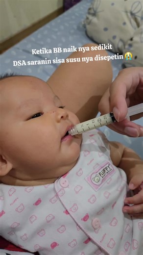 BBL : 3,4kg Usia 0-1 bulan naik 1,1kg Usia 1-2 bulan naik 600gr (👨‍⚕️: kurang sesuai sm grafik) Dsa nyaranin buat susuin 2jam sekali selama 6bln👍. Kemaren kontrol lagi krn mau vaksin Dpt 1, usia 2 bulan 18hr BB cuma naik 435gr 😭. (👨‍⚕️: ga bisa Mom klo dibiarkan anak akan mengalami malnutrisi ga bagus buat perkembangan kedepannya, hrs lbh xtra lagi bila perlu di sepetin susunya 😓). BB skrg 5,4kg (terlihat gemoy, lincah dan aktif) Dulu Full dbf skrng dipamping jadi pakek dot biar jelas minum