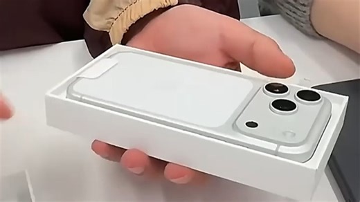 轻薄设计配长续航，拍照清晰流畅运行，日常生活随手拍也出片，真香体验值得入手这款旗舰手机。