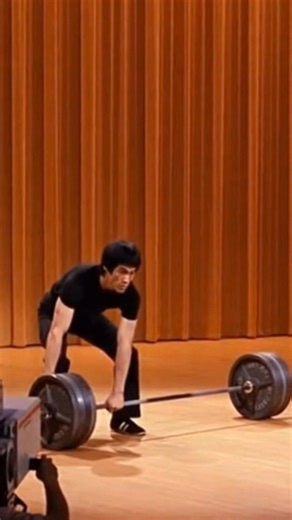 You Won’t Believe Bruce Lee Lifted This With One Hand 😳