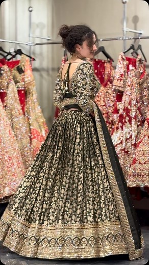 Exclusively for Indian Brides in the USA Lovely 😍😍😍🥰🥰 Looking like a wauw. Details in bio ✌🏼 Perfect for the bride who wants to honor tradition while standing out in unmatched elegance. For inquires and details please WhatsApp us at 91 93265 38930 & 91 91374 17887 http://www.tajfashion.nl #shaadi #shaadiseason #bidhai #mehendi #surat #india #love #like #foryou #foryourpage #wedding #lengha #lehenga #sare #desi #dulha #barat #dilkibaat #shehed #sundar #sundariserial #beauty #handwork #handm