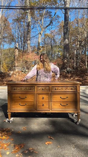 The gold detailing wasn’t planned but it made the whole look. The paint just seemed too boring, and one dimensional, so while I don’t usually go for such a boujie look, miss glam really is that girl now. What do think, too much, just enough, should I do it again, am I boujie now!? 💅🏻✨ Paint color: carbon in the wise owl one hour enamel. You can grab it on my website or comment paints and I’ll DM you a link! This color always makes my pieces sell so fast 🙌🏻 #flippingfurniture #furnitureflip #