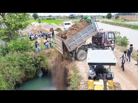 New!! The new project looks interesting. Use a Mini Dozer Komatsu D20p to pour soil into a pond