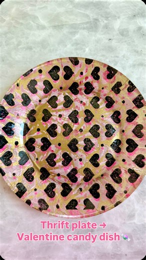 $0.89 thrift plate → Valentine candy dish 💘🍬 Artist: @artbeat_box Kimberly turns a simple thrifted plate into a layered Valentine keepsake using gel printing Mod Podge — perfect for a Galentine’s craft night (wine optional 🍷). She walks through the full process in the reel ✨ Created in collaboration with Gelli Arts® × @plaidcrafts Materials used: • 8×10 Gelli Arts® Gel Printing Plate • Gelli Arts® Brayer • @folkartcrafts paints • Plaid® Mod Podge • Wet-strength tissue paper • Thrifted plate •