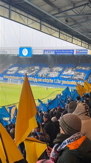 Unfassbare Choreografie der Hansa-Fans zum 60-jährigen Jubiläum. Das Stadion steht Kopf. Wir sind stolz, Rostocker zu sein – waren es immer, sind es heute und bleiben es für immer. #rostock #fchansarostock #partyrostock #ostseestadion #60jahrefchansa | Party Rostock