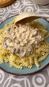 Gombás-hagymás fusilli Air Fryerben Hozzávalók: 18 dkg száraz tészta 1 nagy vöröshagyma (félkarikára vágva, kb. 200 g) 1 egész fokhagymafej (teteje levágva) 25 dkg csiperkegomba vagy barna csiperke (vékonyra szeletelve) 12 dkg kolbász (kockákra vágva) 1 tk füstölt paprika 1 tk szárított oregánó 2 ek olívaolaj 20 dkg krémsajt (natúr vagy zöldfűszeres) 1,5–2 dl cukrozatlan habtejszín Só, frissen őrölt bors ízlés szerint Elkészítés: A hagymát, gombát és kolbászt felszeletelem, fűszerekkel és olajja