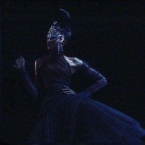 🔊✨🔥✨ Monday morning at your #Muglerized office 😉 Fantastic @madamedebrashaw 💗Manfred Thierry Mugler - The Art Of The Catwalk - #Couture FW 98/99 - #pfw #MuglerExhibition #Couturissime #Muglerissime #MuglerAuthentic #BeyondCouture #theartofthecatwalk #Muglerarchives #mugler #thierrymugler #manfredthierrymugler #thierrymuglerarchives #catwalk #hat #jewelry #debrashaw ©Thierry Mugler⠀⠀ Manager : @jbrougeot | Manfred Thierry Mugler