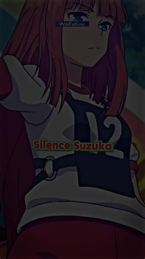 Di Uma Musume, ada satu kuda yang dikenal berlari sangat cepat—memimpin sejak start hingga garis finis. Namanya Silence Suzuka. Kecepatannya begitu luar biasa hingga hampir mustahil dikejar oleh kuda lain. Namun, kisahnya berakhir tragis, di RL, pada tahun 1998 di Kikasho, Silence Suzuka mengalami cedera yang sangat parah. Dalam kondisi tersebut, ia justru berlari perlahan menepi, seolah memastikan tidak terjadi apa pun pada jokinya. Jokinya, Yutaka Take, berkata: “Sulit menemukan kuda yang tida
