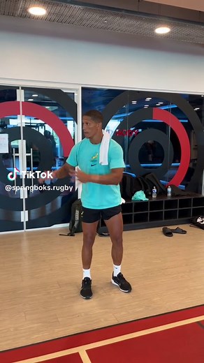 Here’s a little catching drill to help our up and coming rugby players 💚💛 #StrongerTogether