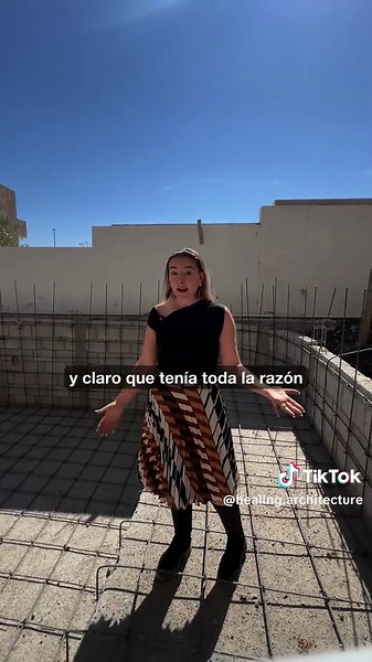 ¿Vas a construir una alberca? Aquí te explico todo lo que debes saber; ❌ El error más común: hacerla con puro block sin estructura adecuada. ✔️ Necesitas doble armado para evitar filtraciones. 💧 El sistema hidráulico importa: fondos, rebosadero, filtros e inyectores bien colocados. ⚙️ Todo debe calcularse con un experto o tu agua se estanca 💬¿Qué opinas? Cuéntame en los comentarios. #HealingArchitecture #ComunicaciónEfectiva #Construcción #arquitectura #ingenieria #diseño #arquitecto #architec