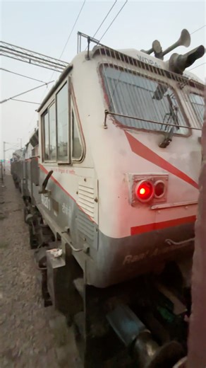 WDP4D Screw Coupling to ICF Coaches | Wide Angle Video #wdp4d #indianrailways #dieselengine #viral