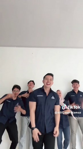Tante vs Bocil: Drama Lucu di Adityas Pratamaa