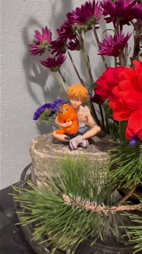 Soft moments within hard times. #flowers #flowerarrangement #chainsawman