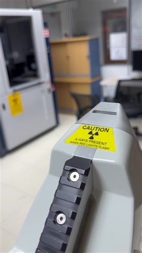 今天介绍一下手持式光谱取样设备，谢谢Today, I would like to introduce the handheld spectral sampling equipment. Thank you. Hôm nay, tôi muốn giới thiệu thiết bị lấy mẫu quang phổ cầm tay. Cảm ơn bạn. | 用科技鉴定古董-亞洲古物科學研究檢驗中心