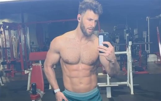 大家来看brett健身~