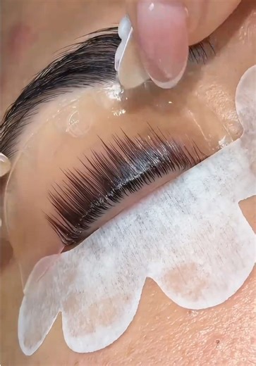 Lash lift looks easy… but perfect results aren’t ✨ ✔️ Even lift — no crisscross ✔️ No burnt or frizzy tips ✔️ Clean, uniform curl ✔️ Glossy, healthy lashes ✔️ Lasts 6–8 weeks Technique knowledge = real results 🤍 This is what I teach inside my Korean Lash Lift Mastery. #KoreanLashLift #LashLiftTraining #LashArtist #BeautyEducation #LashLiftResults