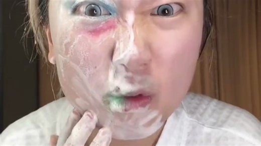 毛孔粗大还爱出油？洗面奶强力清洁控油，改善黑头痘痘，素颜也敢直面镜头。