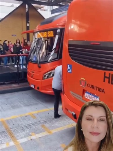 Uma cena que divide opiniões e levanta um alerta sério. ⚠️🚌 Esses meninos estavam pegando carona na rabeira do ônibus, brincando com a sorte e colocando a própria vida em risco. Ao chegar no terminal, o motorista desceu e deu um tapa em cada um para que saíssem de trás do veículo. Agora fica a reflexão: 👉 Foi uma forma de tentar proteger antes que algo pior acontecesse? 👉 Ou uma atitude que ultrapassou todos os limites? Situação delicada, reação polêmica e muitas opiniões diferentes. Quero sa