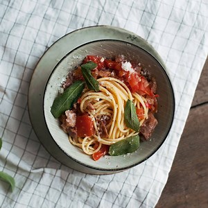 Perfect dish to cook for your pasta loving best friend! SPAGHETTI ALL'AMATRICIANA For 2 servings you'll need: 9 oz spaghetti 1 bunch sage 1 clove garlic 1 peperoncino 1 red onion 8 slices pancetta 3 vine-ripened tomatoes ½ cup olive oil 25 g pecorino 5 tbsp pasta water salt pepper #pasta | Kitchen Stories