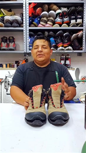 ✨✅ ¡Vulcanizado de suelas originales de unas botas Merrell de senderismo! 😎💯🫰🏻 Checa el proceso de montado de la mano de junior, especialista en servicios de pegados a calor con el uso de productos ARROW de México ❤️ Somos Reparadora de Calzado "Carol" y estamos en Coacalco Estado de México!! ☺️ #shoesfootexpress #reparadoradecalzadocarol #suelasvulcanizadas #botasmerrell #merrell #merrellboots #botasnuevas #botasdesenderismo #senderismo #senderismodemontaña #montaña #montañaynaturaleza | 