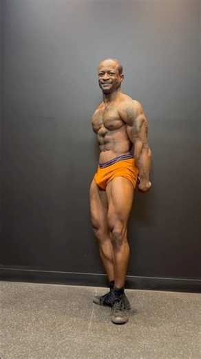 Natural ￼bodybuilder, flex posing natural lean gains #motivation