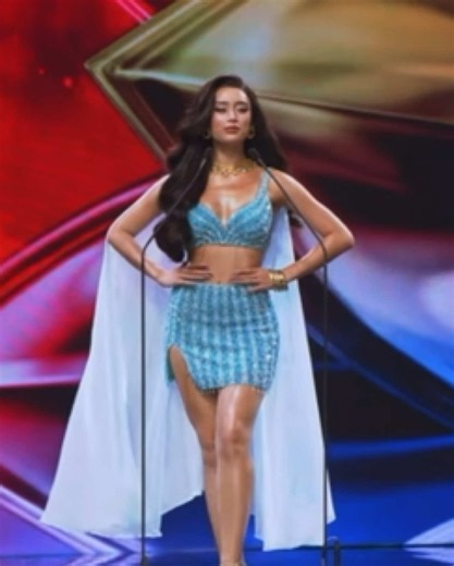 Màn hô tên Emoura Phạm tại chung kết Miss Grand International 2026