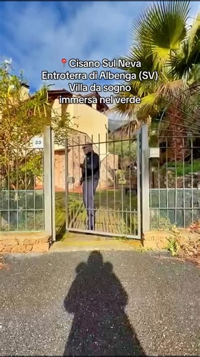 AgeCasa | Agenzia Immobiliare, Liguria (SV) on Instagram: "🏡 Villa indipendente su tre lati in vendita a Cisano sul Neva, a soli 7 km dal centro di Albenga: comfort, qualità costruttiva ed eleganza in un contesto immerso nel verde🌿✨ ✨ 134 mq commerciali abitativi 🔥 Soggiorno luminoso con caminetto a ventilazione forzata 🛁 2 bagni con sanitari sospesi (uno con vasca) 🌞 Terrazza di 23 mq al piano terra + terrazzi su più livelli 🛏️ Camera matrimoniale con terrazzo 🛏️ Cameretta 🏠 Mansarda am