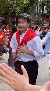 152K views · 373 reactions | Bùi Công Nam chạy diễu hành, nhưng sự chú ý lại là anh chàng trợ lý 藍 Video: Bich Ngoc | Woman Vietnam | Facebook