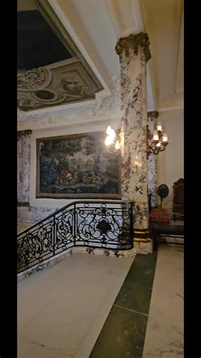 the grandest stairs I ever seen... #thegildedage #gildedage #thegildedagehbo #mansions #newport