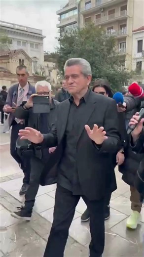 Κηδεία Μαρινέλλας: Στη Μητρόπολη και ο Γιώργος Μαγαρίτης -«Δεν έφυγε η Μαρινέλλα, εδώ είναι»