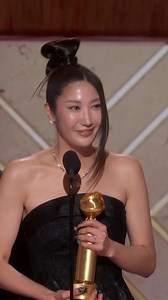 EJAE’S GOLDEN MOMENT ✨ South Korean-American singer-songwriter EJAE became emotional as she accepted the Best Original Song – Motion Picture award for “Golden,” from the Netflix original animated series KPop Demon Hunters, at the 83rd Golden Globe Awards. In her inspirational speech, EJAE shared, “Rejection is redirection. So never give up… It’s never too late to shine like you were born to be.” Courtesy: Golden Globes/IG Read more: https://www.gmanetwork.com/news/showbiz/showbizabroad/972496/ej