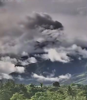 Mt Kanlaon today January 7,2026 ATM: Ongoing ash emission at Kanlaon Volcano. Details to follow. UPDATE: Time-lapse footage of ongoing ash emission from the Kanlaon Volcano summit crater that began 02:58 PM today, 07 January 2026. This event generated grayish plumes that rose to 900 meters above the crater before drifting northwest, as captured by IP camera at Kanlaon Volcano Observatory–Canlaon City (KVO-CC) stations. Alert Level 2 remains in effect over Kanlaon Volcano. CTTO PHIVOLCS #KanlaonV