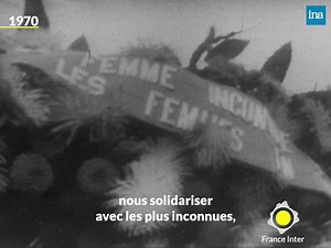 MLF. « Il y a encore plus inconnu que le Soldat inconnu, sa femme. » Voici des images rares qui montrent la première action médiatique du Mouvement de libération des femmes. Le 26 août 1970, neuf militantes féministes tentent de déposer une gerbe de fleurs au pied de l’Arc de triomphe en hommage à la femme du Soldat inconnu. C'est l'acte fondateur du MLF. | INA