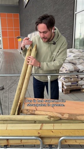 Nu weet ik nog steeds niet waar hij naar luistert 🥲 25% korting op tuinhout bij GAMMA 🏠#tuinklus